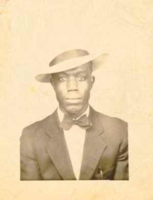 Vào một hôm, Johnson mang đàn guitar đến một ngã tư gần Dockery Plantation. Tại đây, ông được cho là đã gặp mặt quỷ dữ. Ác quỷ cầm lấy đàn guitar của Johnson và bắt đầu đàn hát.