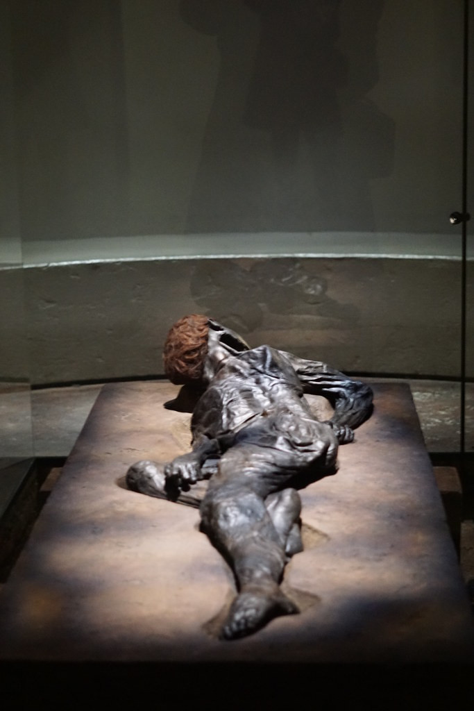 Khi tiến hành kiểm tra, phân tích kỹ, các chuyên gia xác định người đàn ông Grauballe qua đời cách đây khoảng 2.300 năm.