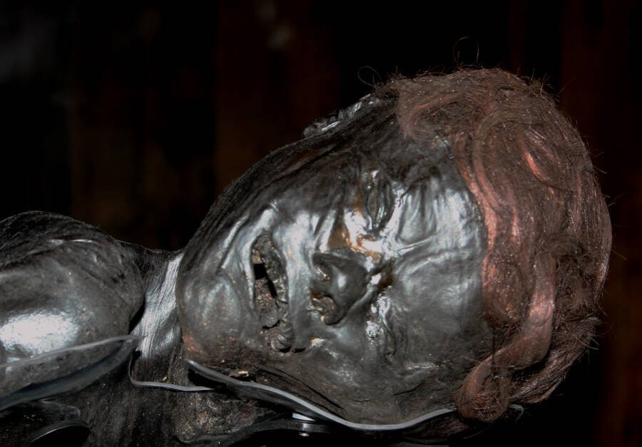 Tuy nhiên, ông Balsev không thể xác định thời điểm tử vong của xác chết. Do vậy, người dân địa phương liên hệ với các nhà khoa học tại viện bảo tàng tiền sử Aarhus để được giúp đỡ.