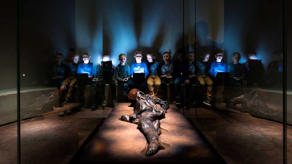 Vì vậy, giáo sư Peter Glob và các đồng nghiệp tiến hành kiểm tra xác ướp Grauballe. Kết quả nghiên cứu cho thấy xác ướp này thuộc về một người đàn ông qua đời khi khoảng 30 tuổi.