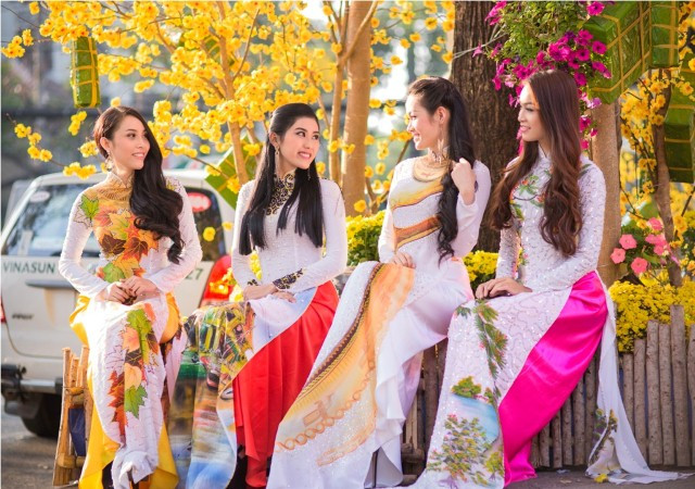 Tốc Hỷ: bắt đầu từ 1h đến 3h sáng mùng 1 Tết: Xuất hành giờ này công việc may mắn, mọi việc thuận lợi; Tiểu Cát: từ 7h đến 9h sáng mùng 1 Tết: xuất hành giờ này công việc may mắn, buôn bán thuận lợi, phụ nữ có tin vui.