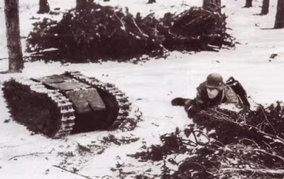 Goliath là mẫu xe tăng mini của Đức quốc xã. Nó có thiết kế nhỏ gọn nên có thể chui xuống dưới gầm xe tăng của quân đội Đồng minh.