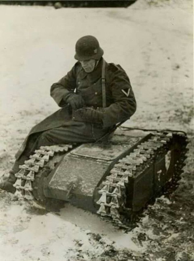 Vũ khí tí hon này của Hitler hoạt động nhờ điều khiển thông qua dây cáp dài 653m cuộn trong thân xe.