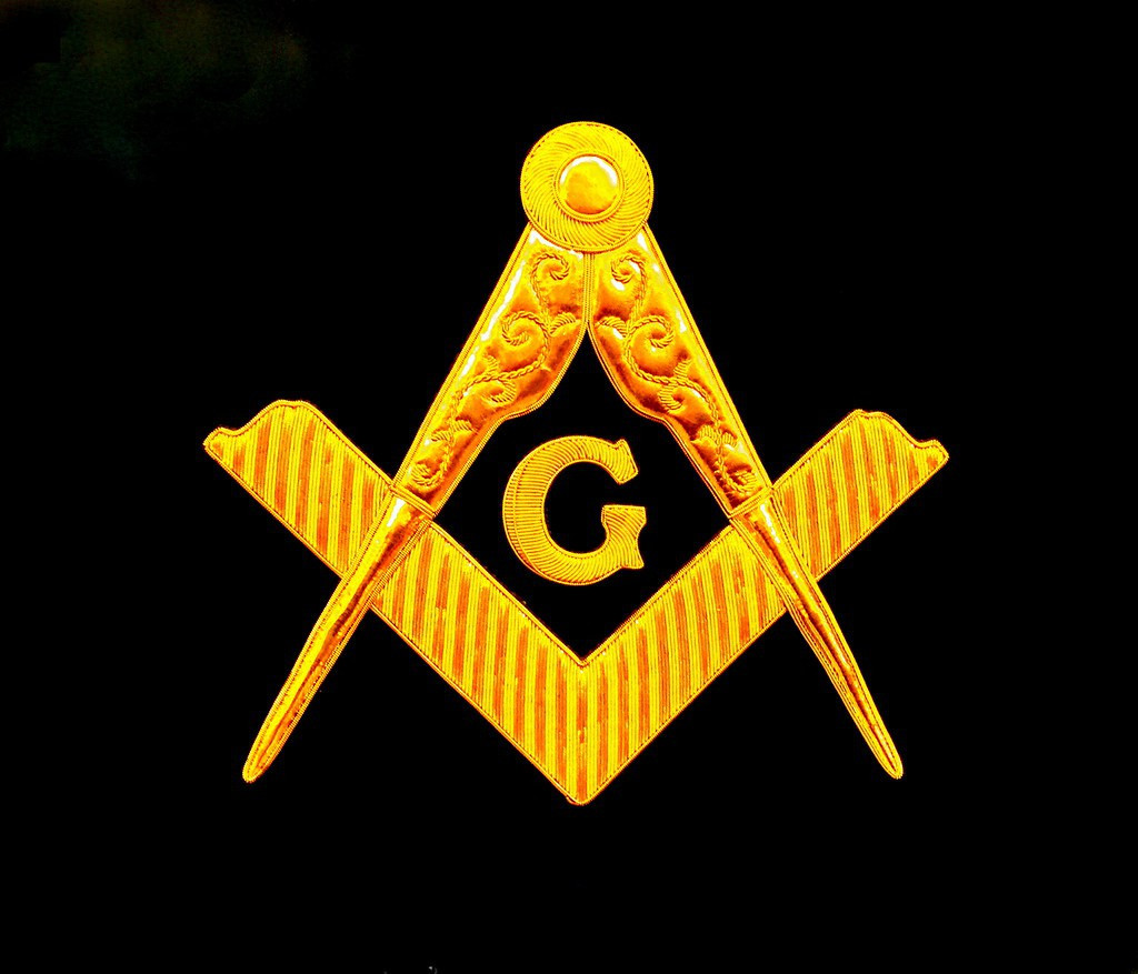 Biểu tượng của hội Tam Điểm là chiếc compa kết hợp với thước vuông và có chữ G ở giữa, đề cao trí tuệ và kiến thức của con người.