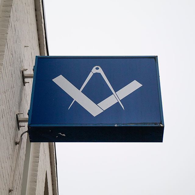 Theo đó, thành viên của hội kín bí mật này đều là những thiên tài, nhà bác học tài năng ở nhiều lĩnh vực khác nhau.