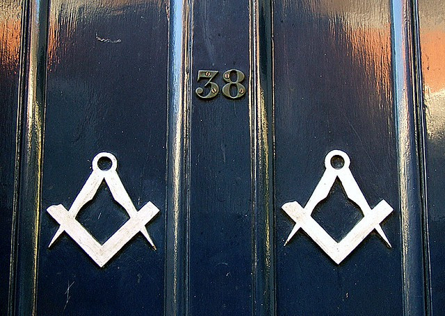 Để trở thành hội viên hội Tam Điểm, các cá nhân phải trên 18 tuổi, thực hiện những thử thách để chứng minh kiến thức và trí tuệ của bản thân cũng như được người khác tiến cử.