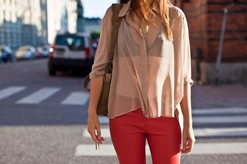 Nen tranh mac 2 kieu trang phuc nay de khong 