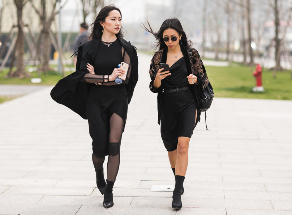 Nen tranh mac 2 kieu trang phuc nay de khong 