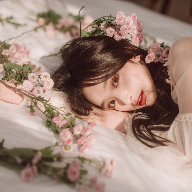 Mặc dù bị nhiều lời chê bai nhan sắc giống hết hot girl này đến hot girl khác nhưng Kim Na Hee vẫn sở hữu lượng người hâm mộ đông đảo.