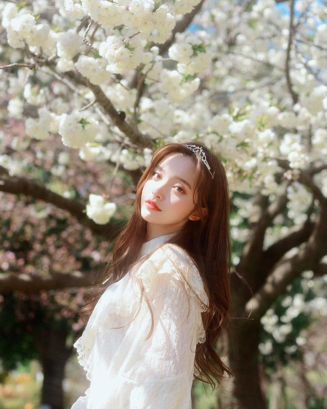 Cũng vì diện mạo xinh đẹp nên có người nói rằng gương mặt của cô chỉ là "mặt mượn" nhờ can thiệp phẫu thuật thẩm mỹ.