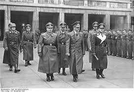 Sau khi nhà độc tài chết, Bormann được cho là còn sắp xếp người đốt xác Hitler theo lời dặn dò của trùm phát xít Đức vì không muốn thi thể rơi vào tay phe Đồng minh.