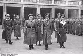 Sau khi nhà độc tài chết, Bormann được cho là còn sắp xếp người đốt xác Hitler theo lời dặn dò của trùm phát xít Đức vì không muốn thi thể rơi vào tay phe Đồng minh.