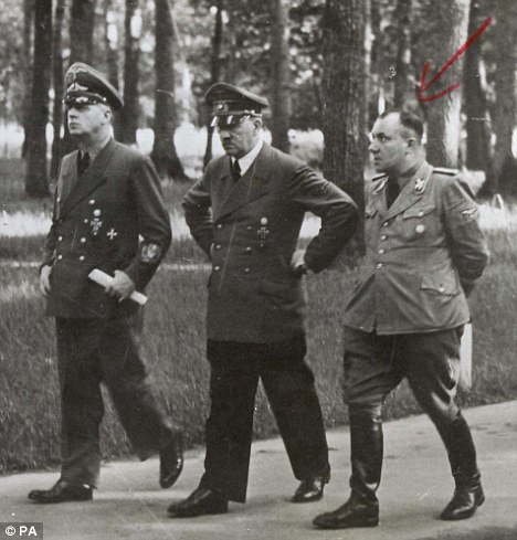 Bormann cũng luôn kề cận bên Hitler trong những ngày cuối đời. Thậm chí, một số nhân chứng kể rằng, người thư ký này chứng kiến Hitler tự sát trong hầm ngầm ở Berlin năm 1945.