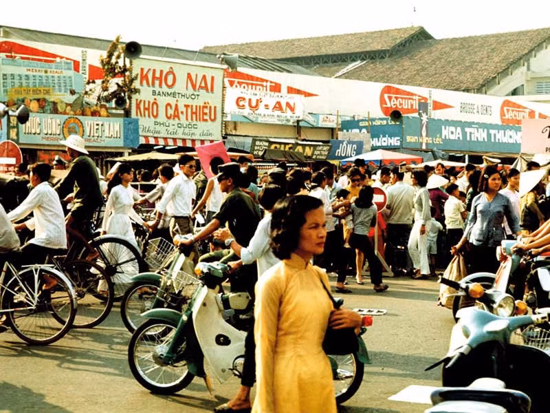 Chợ Tết sầm uất ở khu vực vòng quanh chợ Bến Thành.