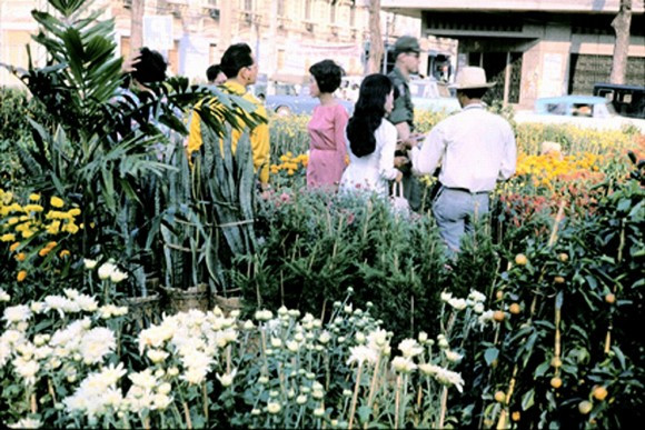 Khu bán hoa, cây cảnh tại phiên chợ dịp Tết âm lịch luôn tấp nập người bán người mua.