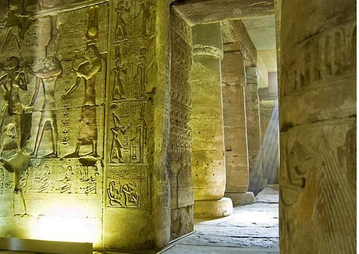 Khi nhìn thấy những chữ tượng hình trên trong đền thờ Seti I, giới chuyên gia không khỏi kinh ngạc và tò mò vì sao những biểu tượng này xuất hiện cách đây hàng ngàn năm.