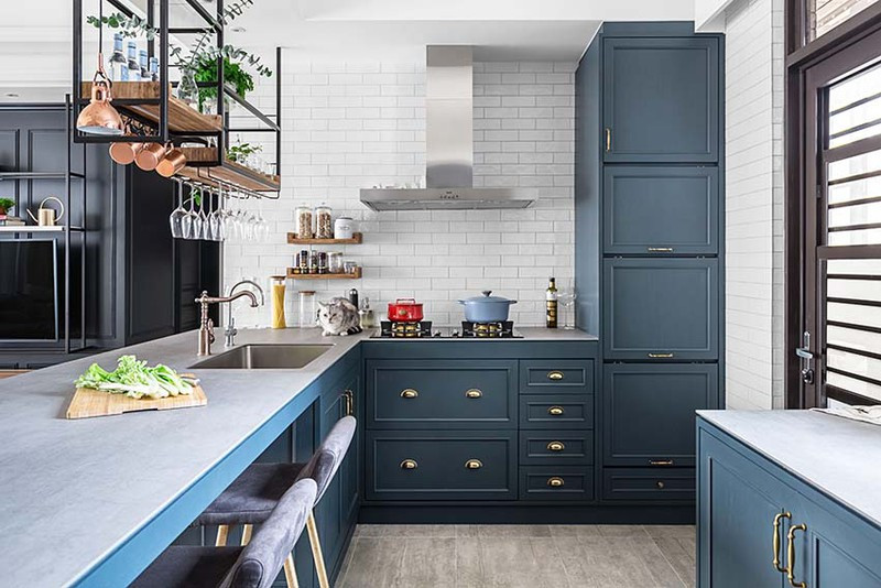 Tủ bếp có tay nắm bằng đồng ấn tượng, dễ dàng sửa dụng hàng ngày.