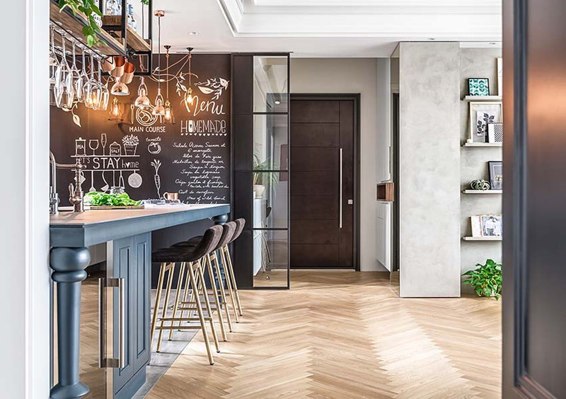 Quầy bar mang phong cách châu Âu để chủ nhân khỏi phải bước ra đường mà vẫn có nơi thưởng thức tách rượu vang vào buổi tối.