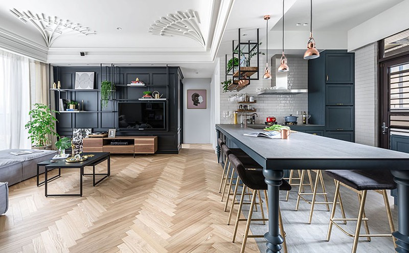 Ghế bar đi kèm có chiều cao tương ứng dễ dàng cho người lớn có thể ngồi vào, ghế không tay vịn có thể xếp gọn vào trong khi không sử dụng.