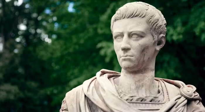 Cụ thể, từ năm 14 - 395 sau công nguyên, 43 trong số 69 ông hoàng La Mã (tức chiếm 62%) qua đời một cách tàn khốc và đẫm máu.