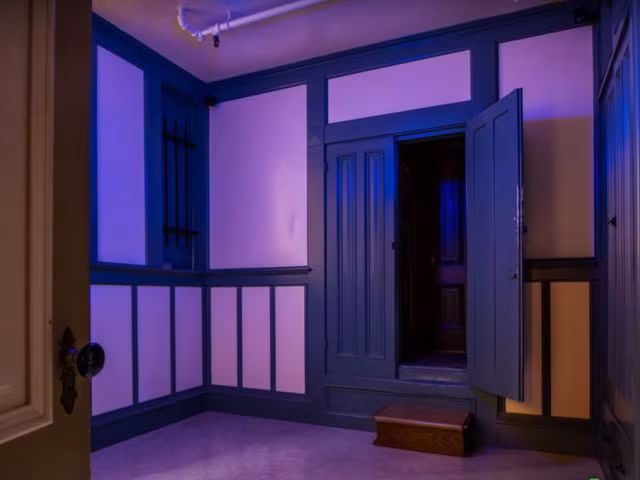 Khi ấy, bà được nhà ngoại cảm nói rằng bản thân gặp nhiều bi kịch do có nhiều người bỏ mạng vì những khẩu súng trường do bà chế tạo. Linh hồn những người xấu số này lẩn khuất trong ngôi nhà của bà.