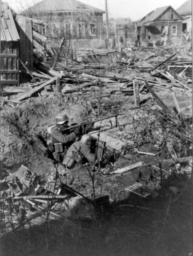 Phát xít Đức phát động cuộc tấn công Stalingrad nhằm chiếm được thành phố có vị trí quan trọng của Liên Xô, tạo bàn đạp thôn tính toàn bộ xứ sở bạch dương. Trong ảnh là hai lính Đức quốc xã chiến đấu với quân đội Liên Xô ở Spartanovka, ngoại ô Stalingrad.