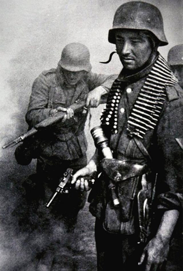 Gương mặt mệt mỏi của lính Wehrmacht sau nhiều ngày chiến đấu với binh sĩ Liên Xô nhưng không thể giành được thắng lợi như dự định. Mời quý độc giả xem video: Tiếp tục truy tìm tội phạm chiến tranh thời phát xít Đức (nguồn: VCT14).
