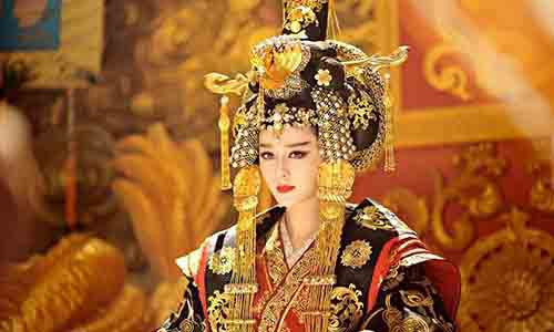 Trước khi chết, Tiêu Thục phi đã lớn tiếng nguyền rủa Võ Tắc Thiên là hồ ly tinh và nói kiếp sau bản thân sẽ biến thành mèo còn Võ Tắc Thiên hóa thành con chuột. Sau khi biến thành mèo, Tiêu Thục phi thề sẽ quay trở về cung để ngày đêm dày vò Võ Hoàng hậu. Đây được cho chính là lý do khiến Võ Tắc Thiên bị ám ảnh và rất sợ mèo.