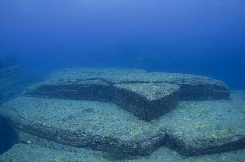 Nhiều người tin rằng khu tưởng niệm Yonaguni này được hình thành một cách tự nhiên.