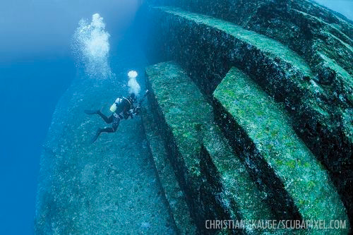 Kể từ khi phát hiện đến nay, giới chuyên gia tranh luận gay gắt về nguồn gốc của khu tưởng niệm Yonaguni.