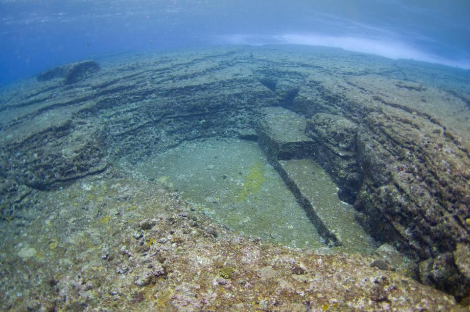 Các chuyên gia phát hiện khu tưởng niệm Yonaguni vào năm 1987.