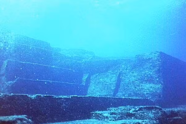 Về sau, con người cải tạo và có những tác động lên địa hình này tạo ra tàn tích kỳ vĩ như hiện nay.