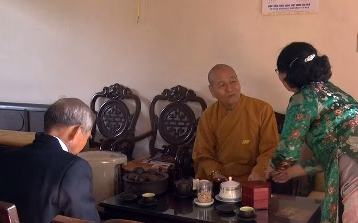 Sau khi lễ Phật xong, nhiều gia đình ở Huế kính mừng các vị cao tăng bằng một phong bì chúc phúc, chúc thọ. Đối với các chú tiểu, chú điệu nhỏ, người dân có tục lì xì mừng tuổi giống như phong tục trong các gia đình người Huế. Ảnh: nhandan.