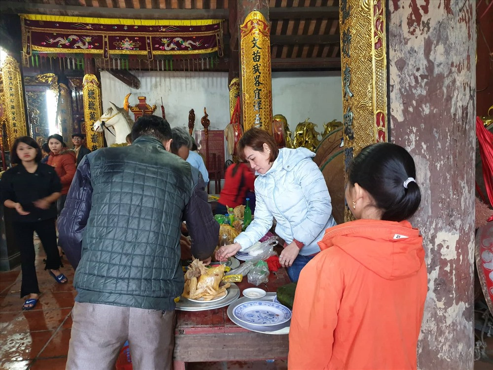 Sáng mùng 1 Tết, thời tiết Hải Dương đột ngột chuyển mưa. Thế nhưng, nhiều gia đình vẫn che dù, mặc áo mưa đi lễ chùa đầu năm để cầu chúc một năm mới an lành và gặp nhiều may mắn. Ảnh: laodong.