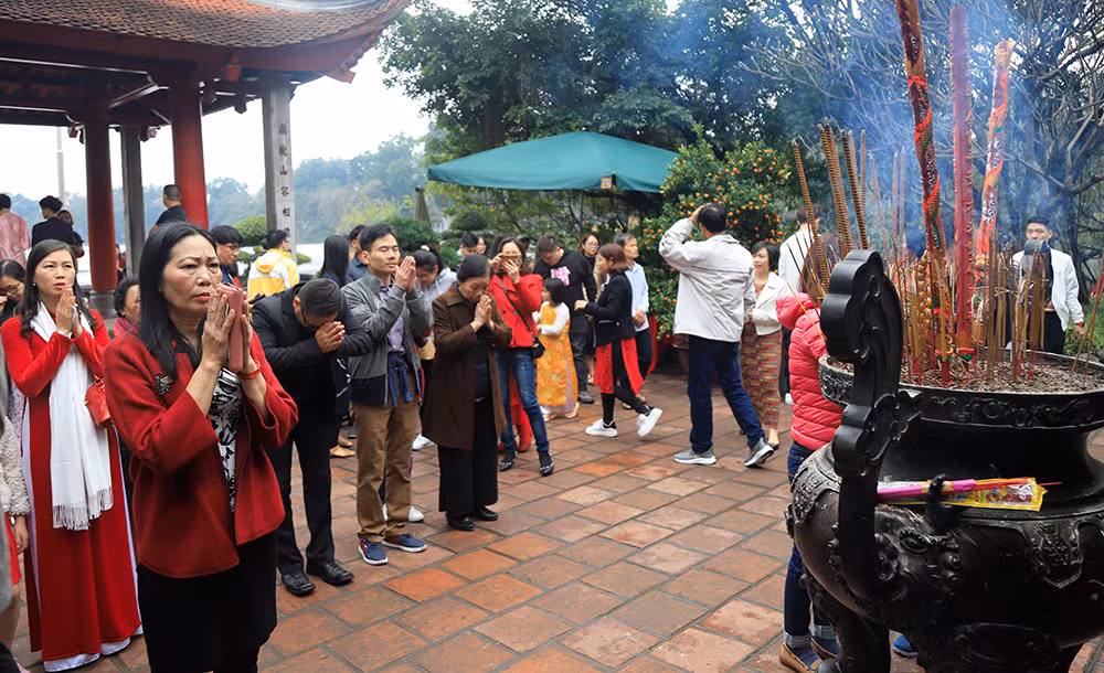 Rất đông người dân đến đền Ngọc Sơn làm lễ đầu năm. Ảnh: hanoimoi.