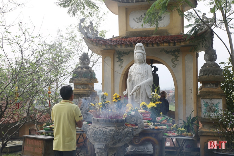 Người dân thành kính thắp nén hương khi đi lễ chùa để cầu phúc, lộc, bình an... Ảnh: baohatinh.