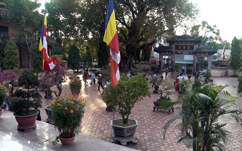 Trong khi đó, thời tiết ở Huế mùng 1 Tết nắng ấm, thuận tiện cho việc người dân đi lễ chùa đầu năm. Trong ảnh là nhiều người dân đi lễ ở tổ đình Từ Đàm, TP Huế sáng mồng 1 Tết Canh Tý 2020. Ảnh: nhandan.