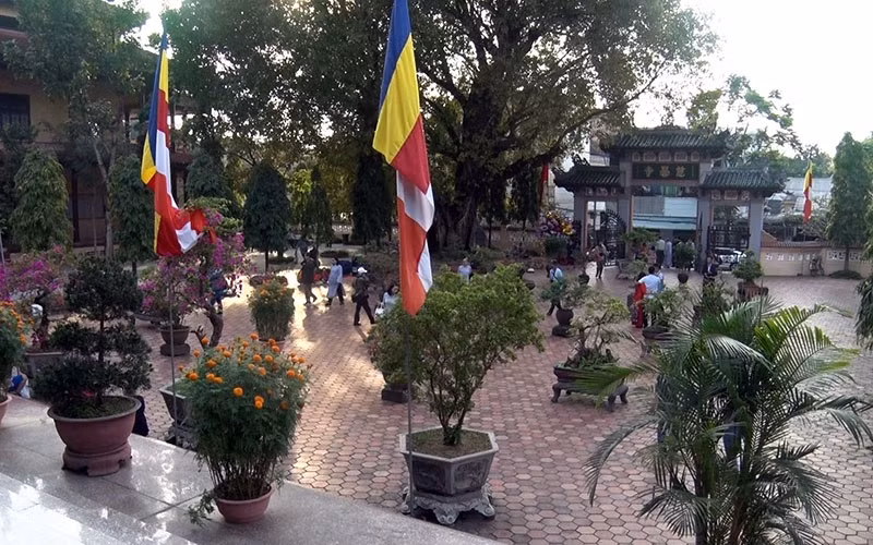 Trong khi đó, thời tiết ở Huế mùng 1 Tết nắng ấm, thuận tiện cho việc người dân đi lễ chùa đầu năm. Trong ảnh là nhiều người dân đi lễ ở tổ đình Từ Đàm, TP Huế sáng mồng 1 Tết Canh Tý 2020. Ảnh: nhandan.