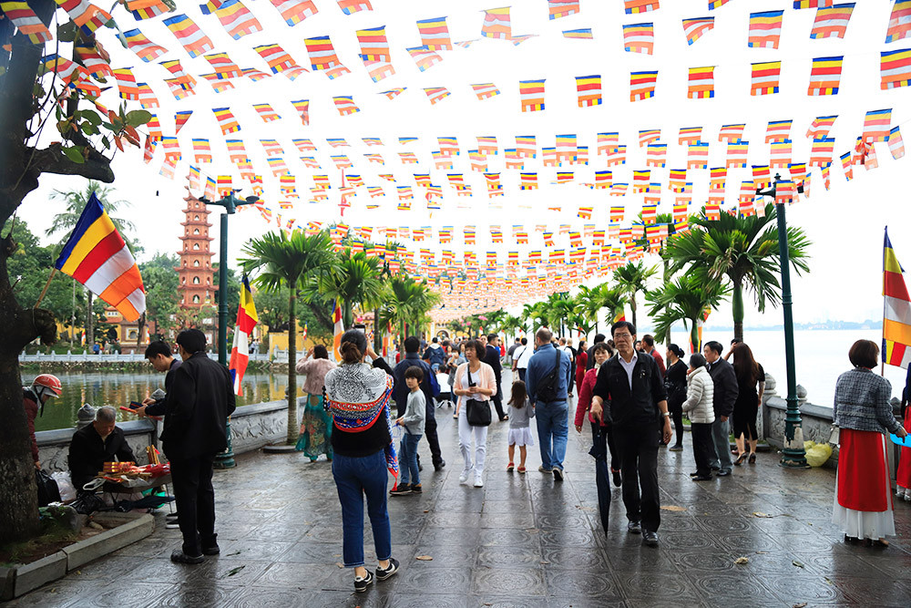 Từ đêm Giao thừa, thời tiết ở Hà Nội và một số tỉnh miền Bắc bất ngờ thay đổi, có mưa dông, mưa đá, nhiệt độ giảm sâu. Tới buổi sáng ngày đầu tiên của năm Canh Ngọ, tình hình mưa rét tiếp tục diễn ra. Dù vậy, nhiều gia đình vẫn rủ nhau đi lễ chùa đầu năm theo đúng phong tục, cầu mong một năm mới an lành, nhiều may mắn. Ảnh: hanoimoi.