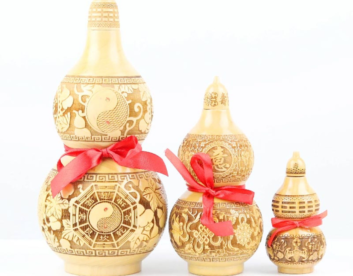 Hồ lô đồng cũng được chuyên gia phong thủy khuyên nên bày trí trong nhà năm 2020. "Bảo bối" này có hình dáng miệng nhỏ, bụng phình to tượng trưng sự hợp nhất của Trời và Đất: nửa trên là Trời, nửa dưới là Đất.