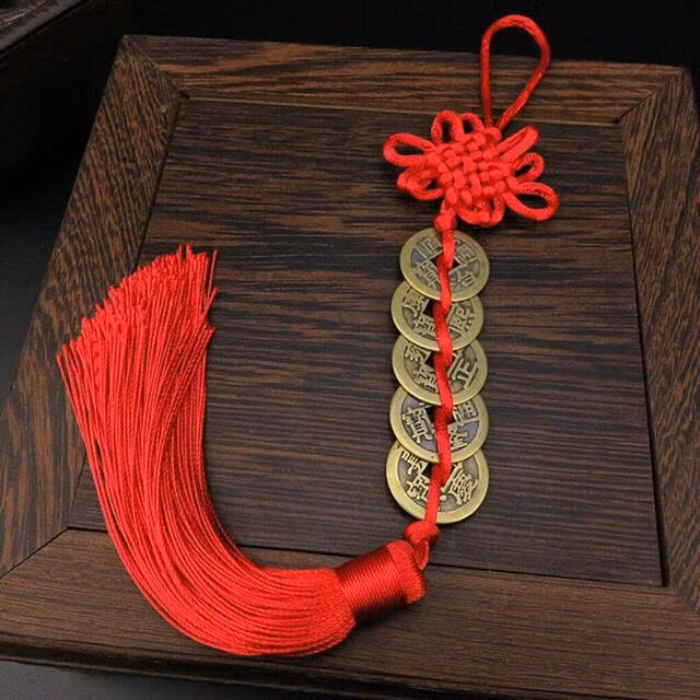 Nguyên do là bởi đây là 5 triều đại thịnh vượng nhất nên những đồng tiền được đúc vào giai đoạn này mang theo vận khí của hoàng đế từ đó có khí vượng mạnh mẽ giúp gia chủ phát tài, phát lộc.