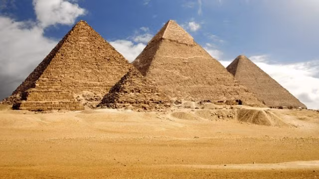  Kim tự tháp là công trình kiến trúc cổ xưa nổi tiếng ở Ai Cập với bề dày lịch sử và ẩn chứa nhiều điều bí ẩn mà giới khoa học nỗ lực giải mã trong những năm qua.