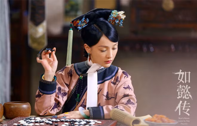 Nguyên liệu được dùng để tạo ra khăn Long Hoa là tơ lụa thượng hạng. Mỗi chiếc khăn có những hoa văn, hình vẽ khác nhau tượng trưng cho địa vị của người mặc.