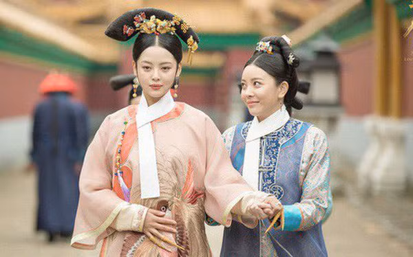 Ngược lại, Thái hậu và Hoàng hậu sẽ sử dụng những chiếc khăn Long Hoa được trang trí cầu kỳ và tỉ mỉ nhất. Thỉnh thoảng, khăn của họ còn có kích thước lớn hơn các phi tần khác bởi họ là người đứng đầu tam cung lục viện.