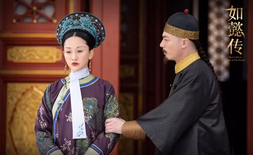 Cụ thể, những mỹ nhân mới nhập cung để hầu hạ cho nhà vua và chưa có danh phận nên thường quàng khăn Long Hoa trắng không có hình vẽ nào.