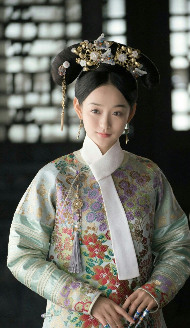 Trong khi đó, các phi tần khác quàng khăn Long Hoa được trang trí với những hoa văn đơn giản hơn như hình hoa lá nhằm tránh gây bất kính với người trên cũng như làm loạn tôn ti trật tự, thứ bậc trong cung.