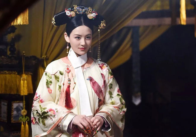 Khăn Long Hoa là một phục sức không thể thiếu đối với mỗi bộ trang phục của các phi tần trong hậu cung thời nhà Thanh.