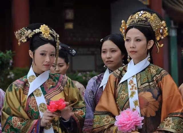 Khi theo dõi nhiều bộ phim cổ trang Trung Quốc, nhiều người nhận thấy các phi tần thời nhà Thanh có một điểm chung trên trang phục thường quàng một chiếc khăn trắng ở cổ.