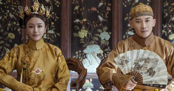 Sau khi rời khỏi chỗ xem bói, Càn Long vẻ ngoài bình thản nhưng trong lòng không khỏi lo lắng. Vì vậy, ông hạ lệnh cho kẻ dưới đi giết thầy tướng số.