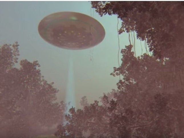 Dù vậy, đến nay, giới khoa học vẫn chưa tìm được bằng chứng xác thực chứng minh San Clemente có căn cứ của người ngoài hành tinh hay UFO. Mời quý độc giả xem video: Vật thể lạ giống UFO rơi xuống đường phố London (nguồn: VTC14).